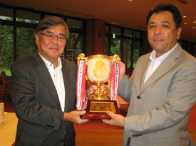 優勝杯授与