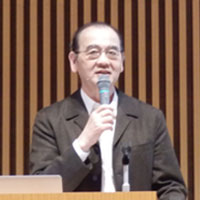 鏡　明氏
