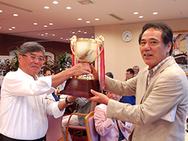 優勝杯授与