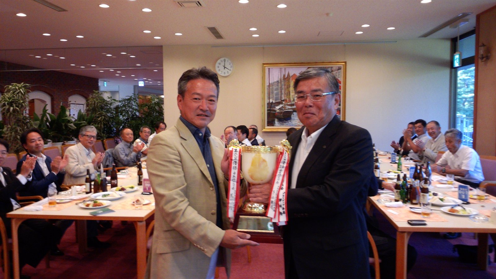 優勝杯授与