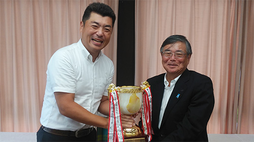 優勝杯授与